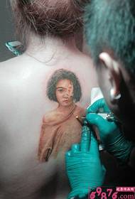 personīgā portreta muguras tetovējuma aina