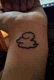Imaxe do tatuaje na nube Imaxe do tatuaje no muñeco da nena
