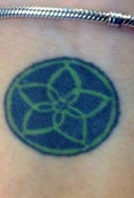 Padrão de tatuagem de símbolo de flor azul e verde no pulso