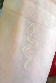Vzor tetovania zápästie bieleho hada