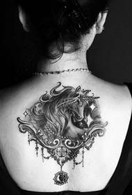 meiteņu muguras valdonīgās melnbaltās vienradzis tetovējums modeļa attēlus