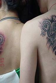 tatuaxe cara atrás de parella