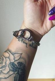 လက်ကောက်ဝတ်အနက်ရောင်လိုင်းနှင်းဆီနှင့်အက္ခရာ tatoo ပုံစံ