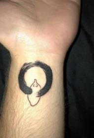 泼墨纹身  男生手腕上黑色的圆形纹身图片