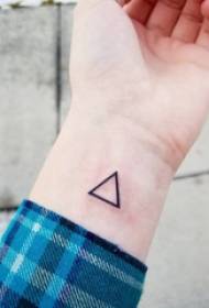 geometriniai elementai tatuiruotės berniukų riešai ant juodo trikampio tatuiruotės paveikslėlio