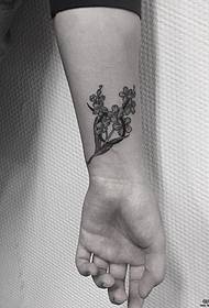 китка малък свеж черно сиво цвете татуировка модел