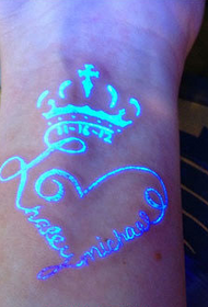 tatuaje fluorescente da coroa en forma de corazón