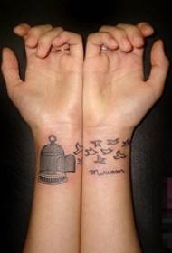 черна линия на китката на момичето Скица творческа клетка и птица татуировка снимка