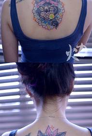 girls eat a lollipop cat tattoo pattern on the back