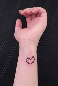 pergelangan tangan alternatif pola tato berbentuk hati