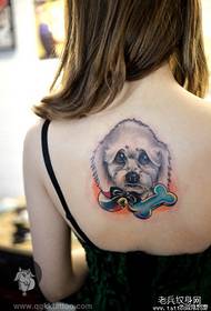 mergaitės atgal mados šuniuko tatuiruotės modelis