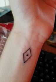 geometriese element tatoeëer meisie pols op swart diamant tatoeëermerk prentjie
