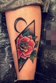 Rosa misteriosa pintada na tatuaxe Flor de pulsera