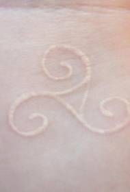 слика на тетоважа на зглобот бело мастило тотем