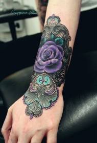 Riešo spalvos gražus gėlių tatuiruotės raštas