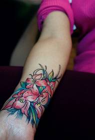 tattoo ແຂນ lily ສົດ