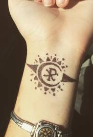 الگوی تاتو نماد آفتاب سیاه کوچک مچ دست