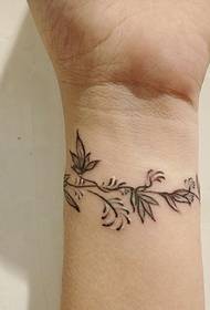 pequena tatuagem de flor de tinta fresca no pulso
