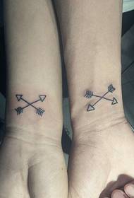 U mudellu di tatuaggi di freccia di coppiu di polsi hè assai interessante