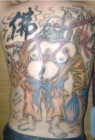 La bildo de la religiaj tatuoj de la dorsoj de la knaboj
