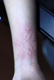 Aarm léif onsichtbar kleng Goldfësch Tattoo Muster