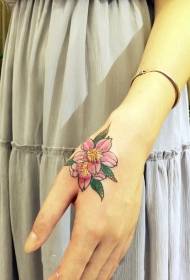 flickas hand tillbaka vackra eleganta blommatatueringsmönster