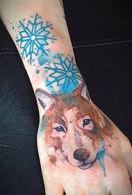 зглоб боја волк снегулка шема на тетоважа