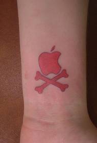 wzór tatuażu z logo jabłka na nadgarstku