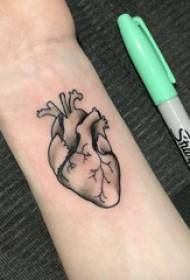 tatuaxe de muñeca Figura de muñeca masculina en tatuaxe de corazón negro
