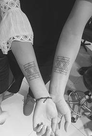 Persönlichkeit Paar Handgelenk N geometrische Dreieck Tattoo Tattoos