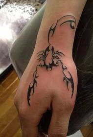 pene de încheietură cu totem model de tatuaj