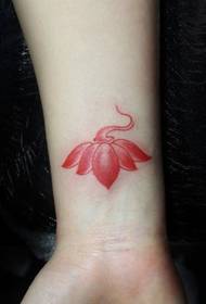 красива татуировка лотос тотем върху красивата китка
