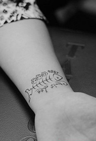 tatuaggio da polso bianco e nero con osso di pesce
