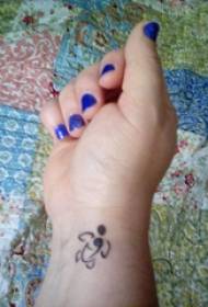 Tätowierungssymbol-Mädchenhandgelenk auf schwarzem Symboltätowierungsbild