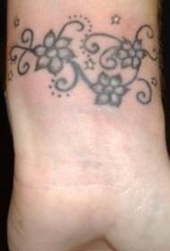 květ tetování na zápěstí