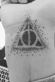 drobna preprosta geometrijska tetovaža na zapestju