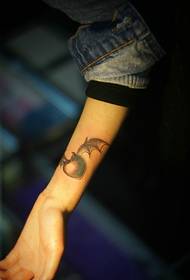 kreatív kis totem tetoválás a csuklóján