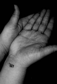 image de tatouage noir simple poignet