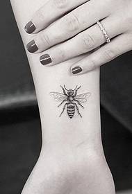 손목 꿀벌 문신 패턴