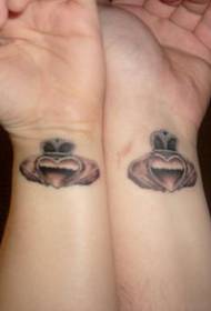 ručni crno-bijeli uzorak tetovaža