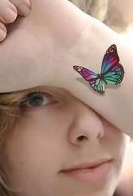 hermoso tatuaje de mariposa en 3D en la muñeca
