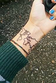 tatuaje de mapa mundial de frotis de muñeca