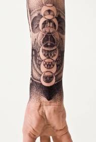 patrón de tatuaje de ourizo e brazo negro