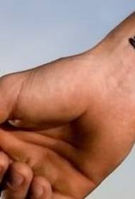 Model de tatuaj încoronat drăguț la încheietura mâinii