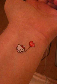Bilek üzerinde bir balon ile Hello Kitty dövmesi