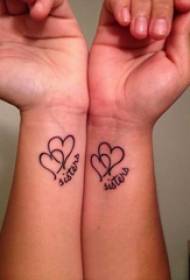 symetryczny wzór tatuażu na nadgarstku dziewczyny w języku angielskim i kształcie serca Symetryczny obraz tatuażu