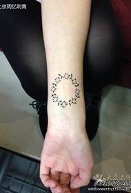 여자 손목 작은 트렌드 토템 화환 문신 패턴