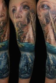 cascada de brazos de cor espectacular con auga. Debaixo da cidade e da muller tatuaxe