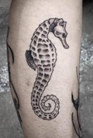 Evropski moški tatoo teleta na sliki črne hipokampusove tetovaže