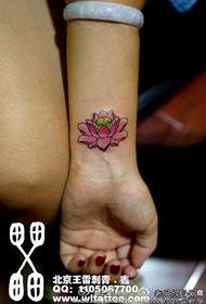 κορίτσια καρπό μικρό και εξαίσια ροζ σχέδιο τατουάζ λωτού